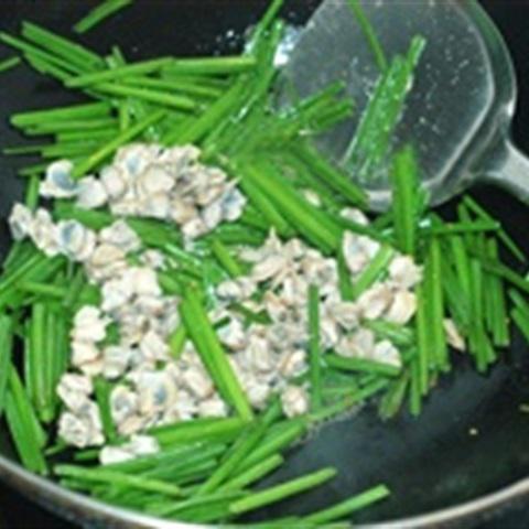 Cách làm nghêu xào bông hẹ