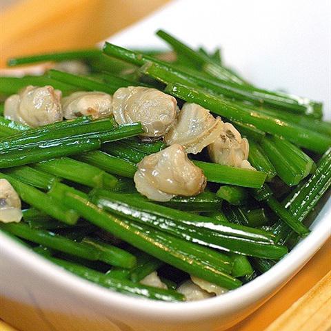 Cách làm nghêu xào bông hẹ