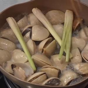 Cách làm nghêu xào lá lốt