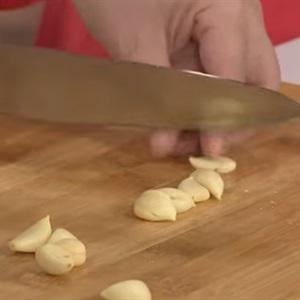 Cách làm nghêu xào lá lốt