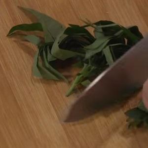 Cách làm nghêu xào lá lốt