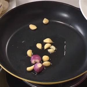 Cách làm nghêu xào lá lốt