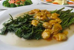 Nghêu xào rau muống