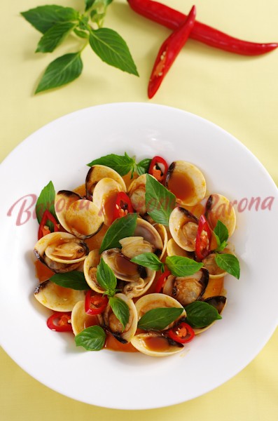 Nghêu xào rau quế chua ngọt