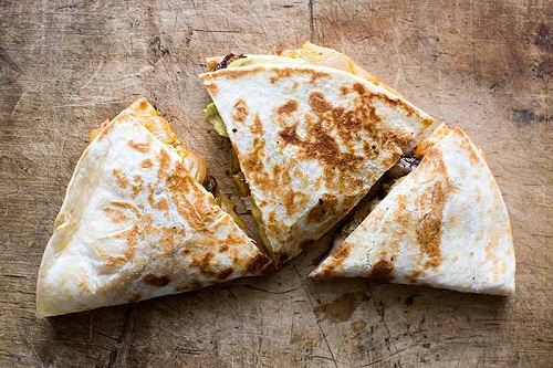 Ngô chiên trứng muối thơm nức mũi, giòn ngon, bạn đã thử chưa