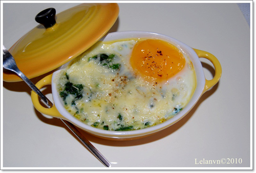 Ngon bổ với rau chân vịt chần trứng