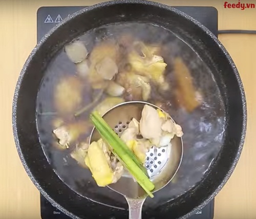 Ngon đã đời với món gà viên sốt bơ lạc nóng hồi, mềm thơm