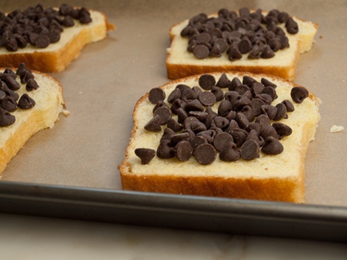 Ngon hết nấc với bánh cuộn mè đen mềm dẻo