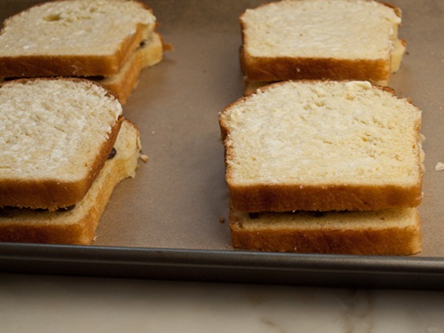 Ngon hết nấc với bánh cuộn mè đen mềm dẻo