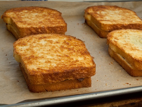 Ngon hết nấc với bánh cuộn mè đen mềm dẻo