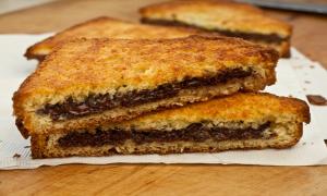 Ngon hết nấc với bánh cuộn mè đen mềm dẻo