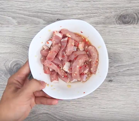 Ngon hết sẩy với món chân gà xào cay kiểu Hàn sần sật, tê tê đầu lưỡi