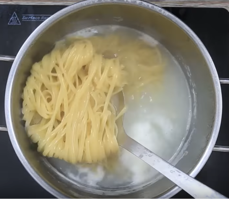 Ngon khó cưỡng với bánh chuối nướng vàng ươm, thơm lừng gian bếp