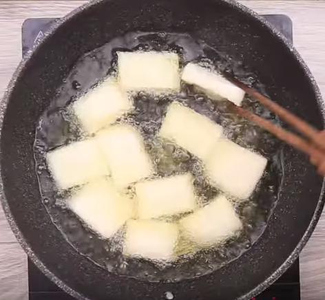 "Ngon khó cưỡng" với món bánh núm dừa giòn tan