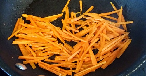 Ngon mê mẩn món mỳ gà nấu nước dừa