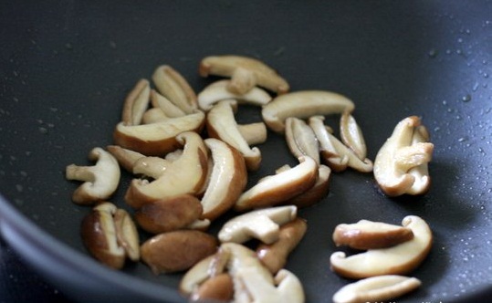 Ngon mê mẩn món mỳ gà nấu nước dừa