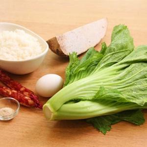 Cách làm cơm chiên khoai môn lạp xưởng