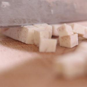 Cách làm cơm chiên khoai môn lạp xưởng