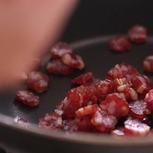 Cách làm cơm chiên khoai môn lạp xưởng