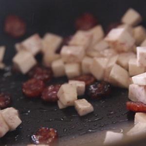 Cách làm cơm chiên khoai môn lạp xưởng