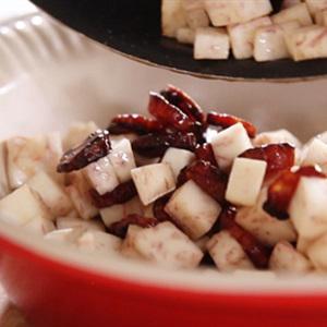 Cách làm cơm chiên khoai môn lạp xưởng