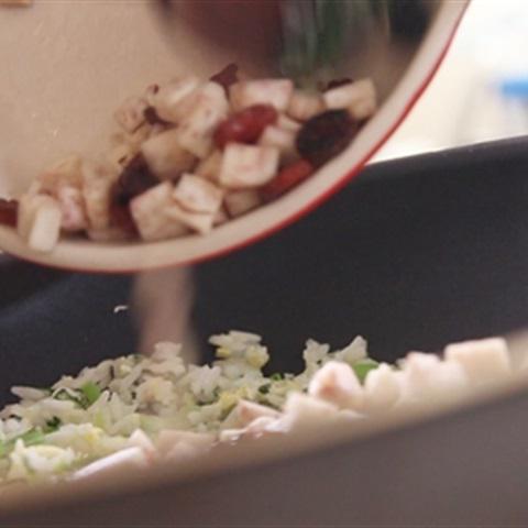 Cách làm cơm chiên khoai môn lạp xưởng