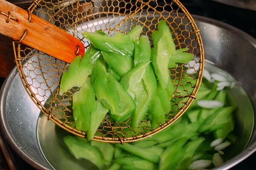 Ngon ngất ngây với gà rán Hàn Quốc sốt chua ngọt ăn hoài không ngấy