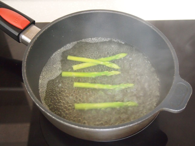 Ngọt thơm sinh tố táo bí đỏ cho cả nhà "mê mệt"