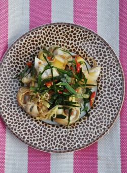 Nhậu ngon với món gỏi ốc lá chanh