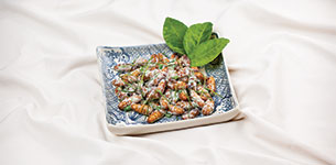 Nhộng rang lá chanh