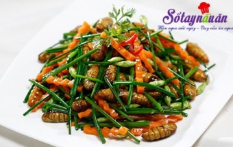 Nhộng rang lá hẹ – Món Ngon Mỗi Ngày