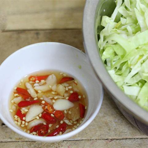 Cách làm nộm bắp cải bò khô