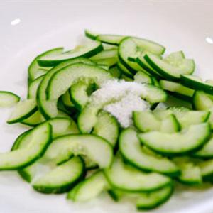 Cách làm nộm gà dưa leo