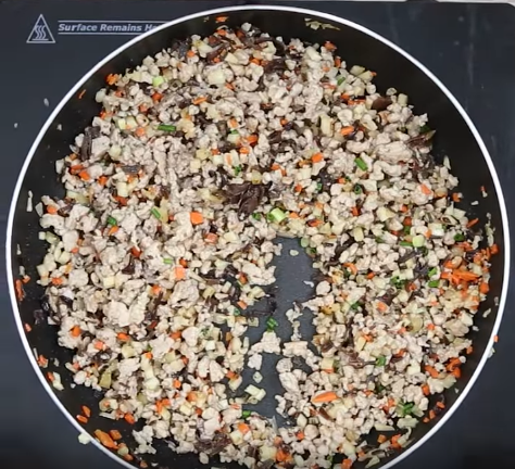 Nóng hổi với cách tự làm nem chua rán ngon hơn ngoài hàng