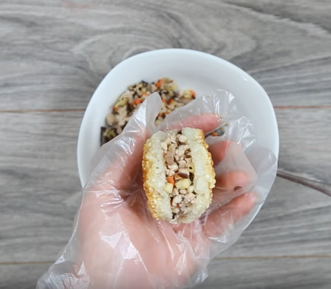 Nóng hổi với cách tự làm nem chua rán ngon hơn ngoài hàng