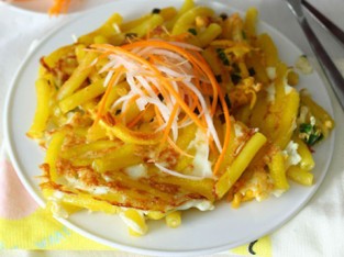 Nui chiên trứng cho bữa xế ngon miệng