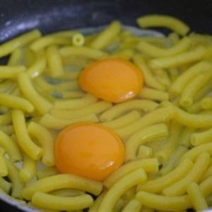 Cách làm nui chiên trứng