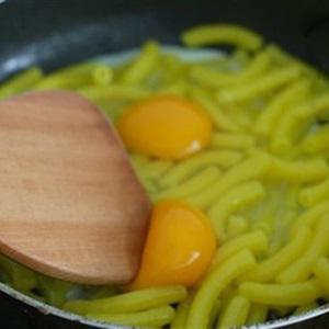 Cách làm nui chiên trứng