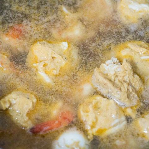 Cách làm nui ngũ sắc nấu tôm