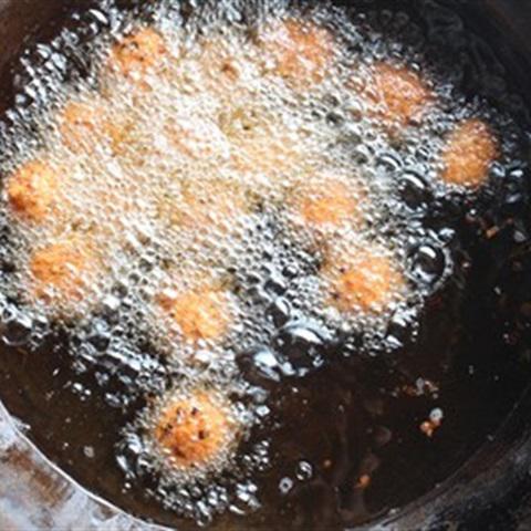 Cách làm nui sốt cà với thịt băm viên