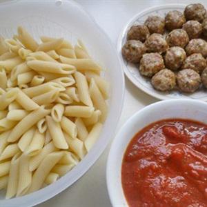 Cách làm nui sốt cà với thịt băm viên