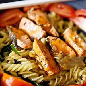 Cách làm nui sốt tương ớt cá hồi