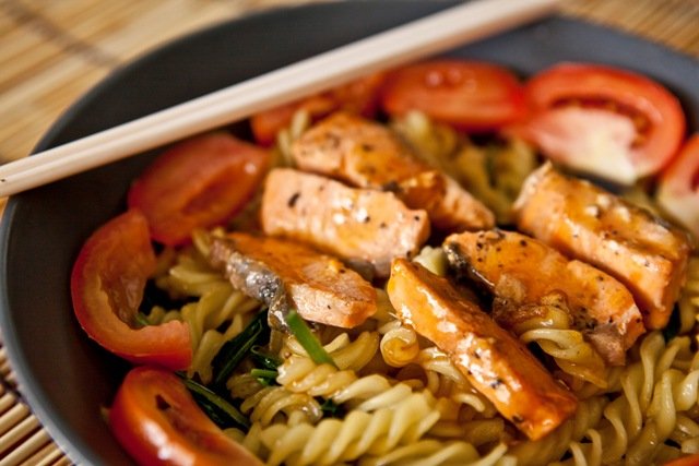 Nui sốt tương ớt cá hồi