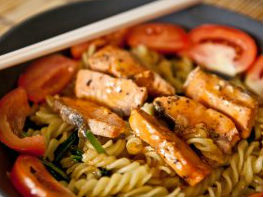 Nui sốt tương ớt cá hồi