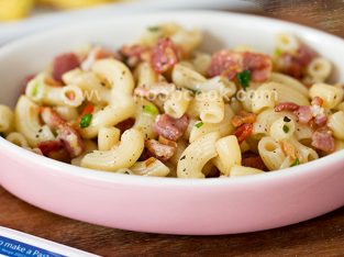 Nui xào bacon cho bữa trưa công sở