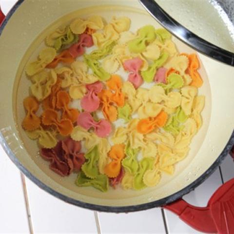 Nui xào bông hẹ và thịt xông khói