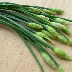 Nui xào bông hẹ và thịt xông khói