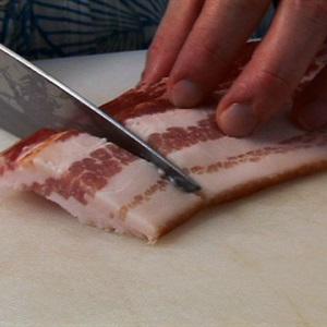 Nui xào bông hẹ và thịt xông khói