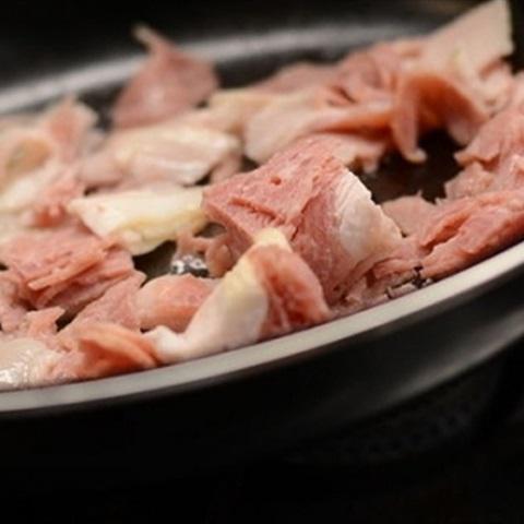 Nui xào bông hẹ và thịt xông khói