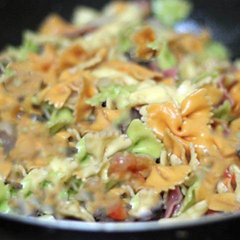 Nui xào bông hẹ và thịt xông khói